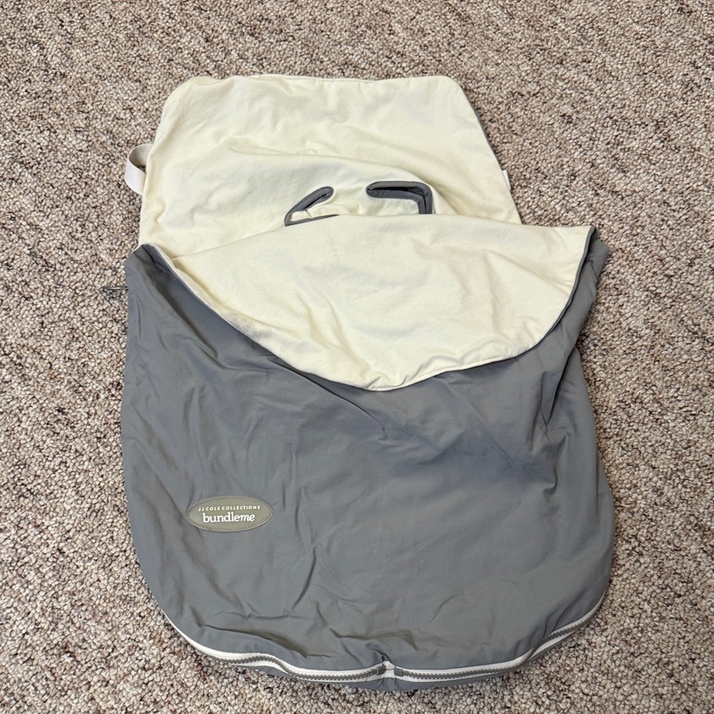 JJ Cole Bundleme lite car seat cover in Gray and Cream